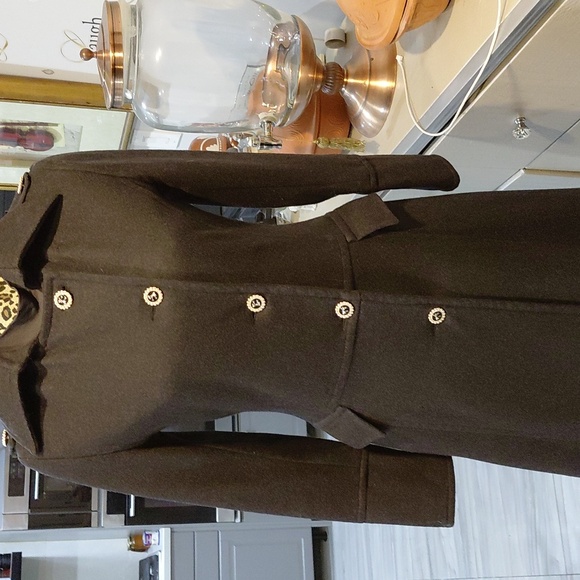 Elegant Black Long Coat with Button Details - Picture 7 of 13